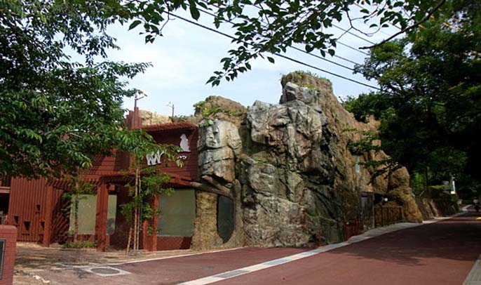 室外塑石假山制作于貴州安順一家會所內的小型動物園