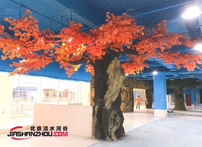 成都花水灣溫泉環境裝修工程人工仿真樹景觀正在施工中