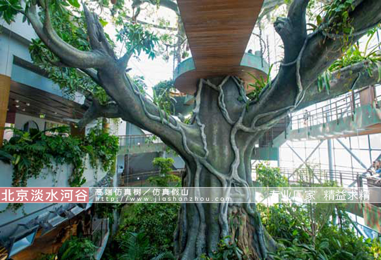 花園中的仿真樹和真樹一樣美觀尤其是冬天更顯特色